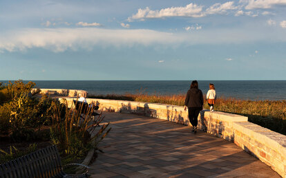 Photo of scenic overlook and expansive lakeview from top of the bluff at Lake Vista Park